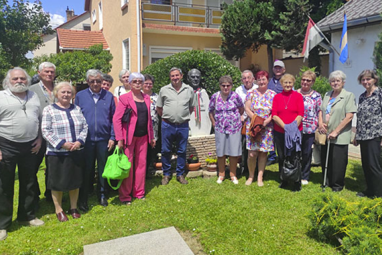 54 éve érettségiztek