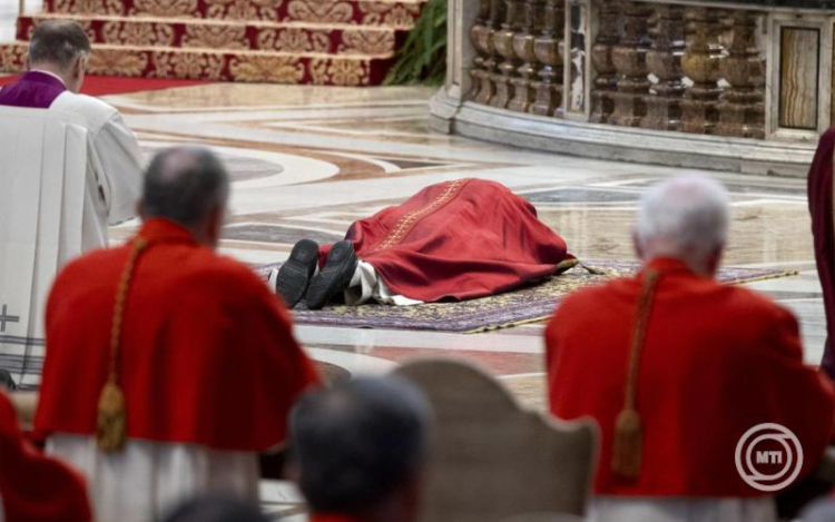 Több mint 30 ezren vettek részt a XIV. Leó pápa vezette keresztúton a római Colosseumnál