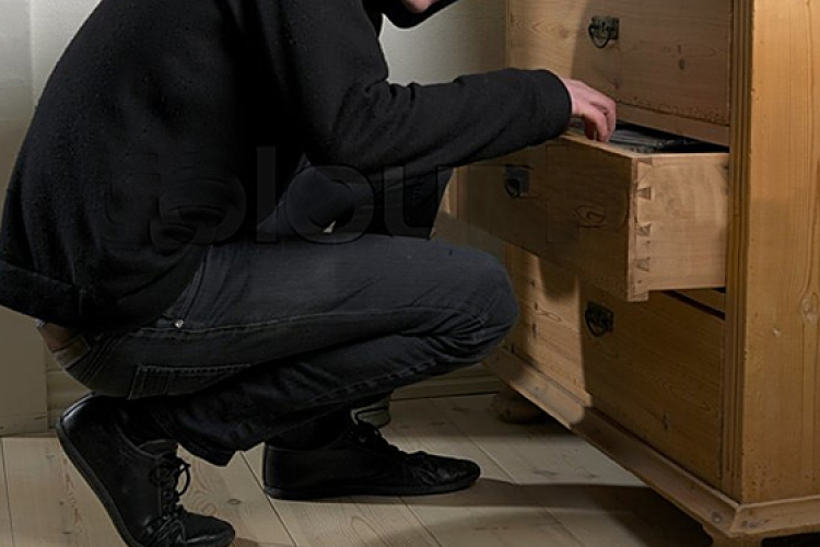 Készpénzt lopott Döbröközön