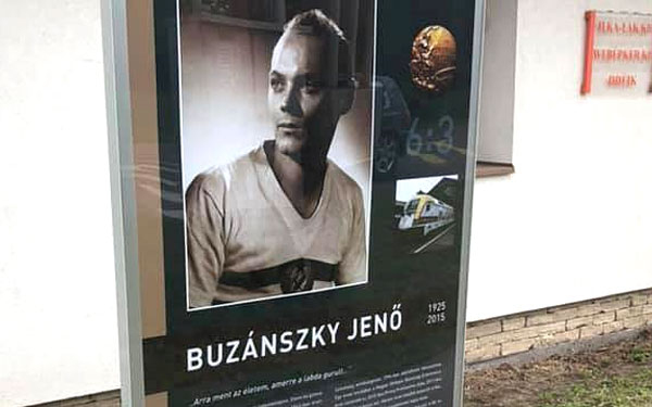 Kamera pásztázza a rendbe tett tájékoztató táblákat 