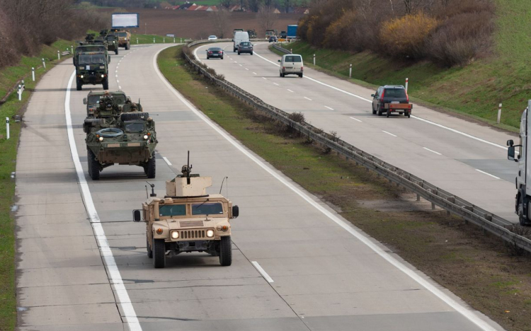 HM: külföldi katonai konvoj halad át Magyarországon a Röszke-Hegyeshalom útvonalon