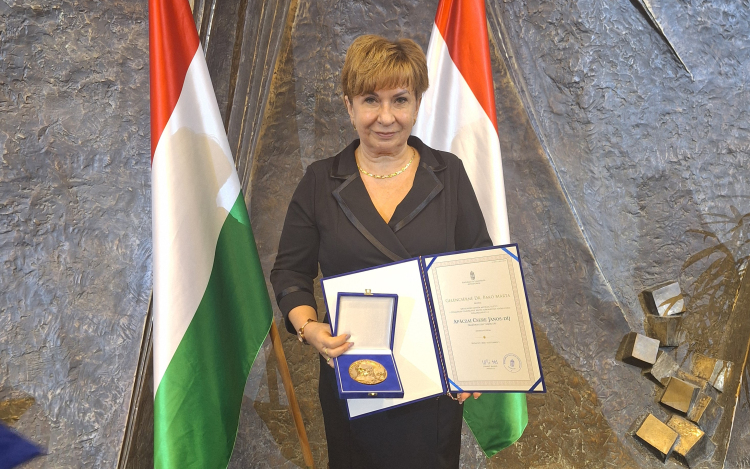 Gelencsérné Dr. Bakó Márta Apáczai Csere János-díjat vehetett át