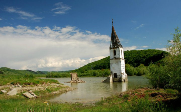Szombaton szentelik fel a kommunizmusban elárasztott Bözödújfalu újjáépített templomát Erdélyben