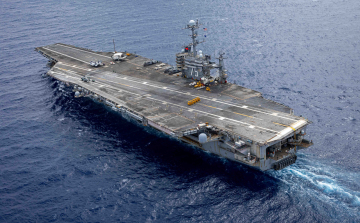 Vontatás közben a Vörös-tengerbe esett egy amerikai F-18-as vadászrepülőgép