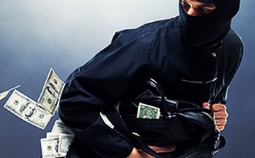 Egy dombóvári lakásból készpénzt és bankkártyát lopott