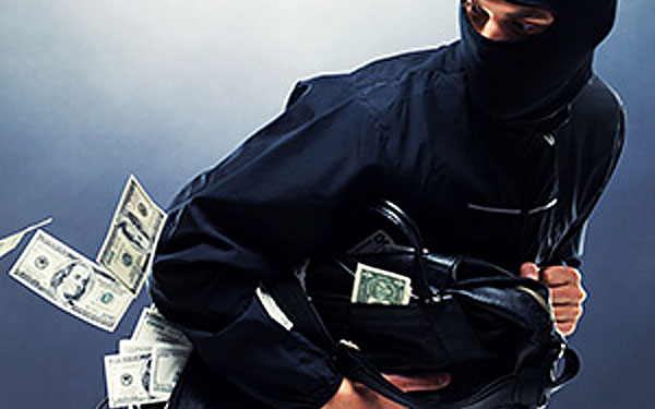 Egy dombóvári lakásból készpénzt és bankkártyát lopott