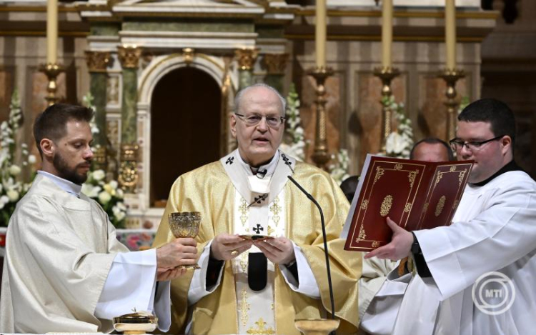 Erdő Péter: a keresztény ember feladata meglátni és megmutatni a feltámadás fényét a zavaros, félelemmel teli világban