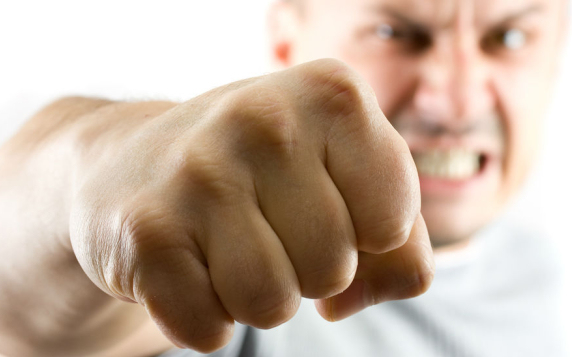 Garázdaság és könnyű testi sértés Nakon