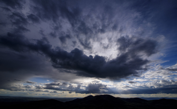 Borult, párás, de enyhe idő várható december első hetében