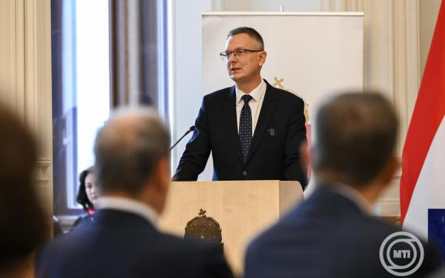 Rétvári Bence: a teljesítményarányos bérezéssel már 6000 tanár keresete emelkedett egymillió forint fölé