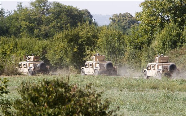 Illegális bevándorlás - behívják az önkéntes műveleti tartalékos katonákat