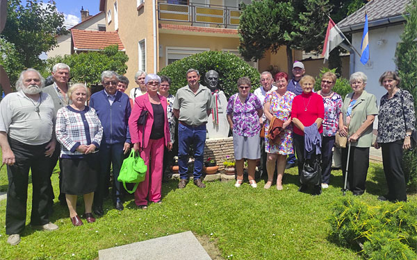 54 éve érettségiztek