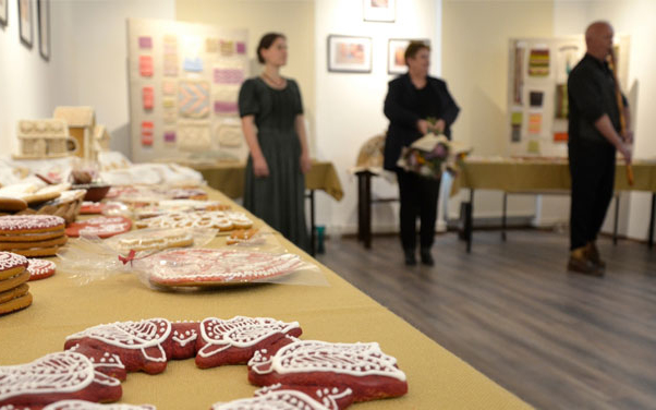 A Szakkör, „Tudásunkkal kézenfogva a közösségekért” program helyi szakköreinek munkáiból nyílt kiállítás