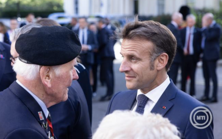 A British Museumba, a bayeux-i kárpit jövőbeni ideiglenes kiállítási helyére látogatott a brit kormányfő és a francia elnök
