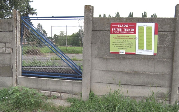 Víz- és szennyvízhálózat épül az eladó telkeken