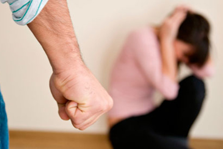 Rendszeresen fenyegette menyét